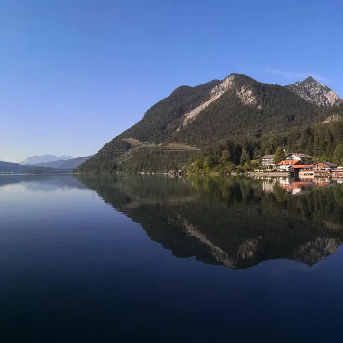 Der Walchensee, Blick über den See zum Herzogstand 